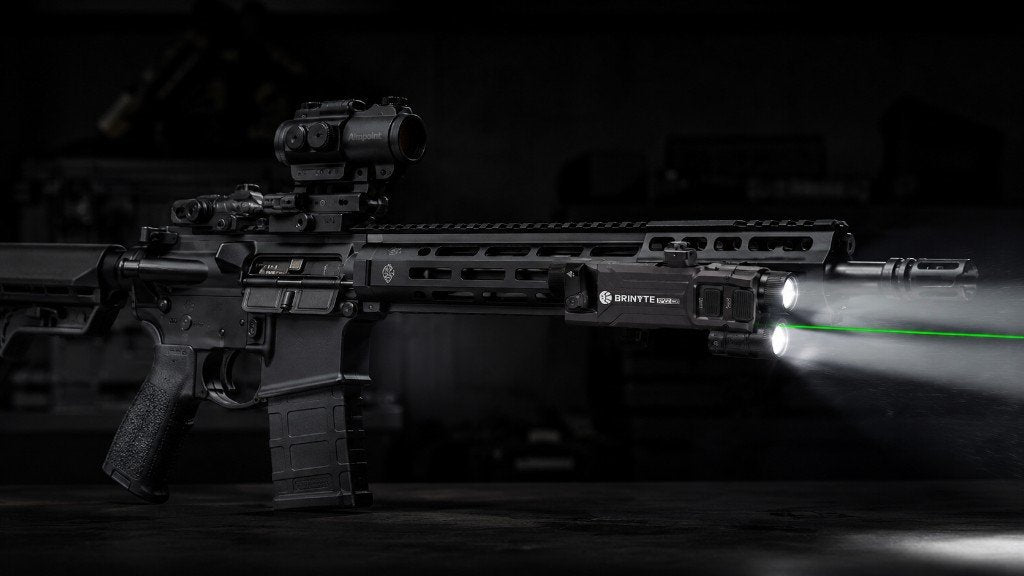 Qual a Melhor Lanterna para Usar com Fuzil? Por Que o Perfil Baixo Muda Tudo no Seu AR-15